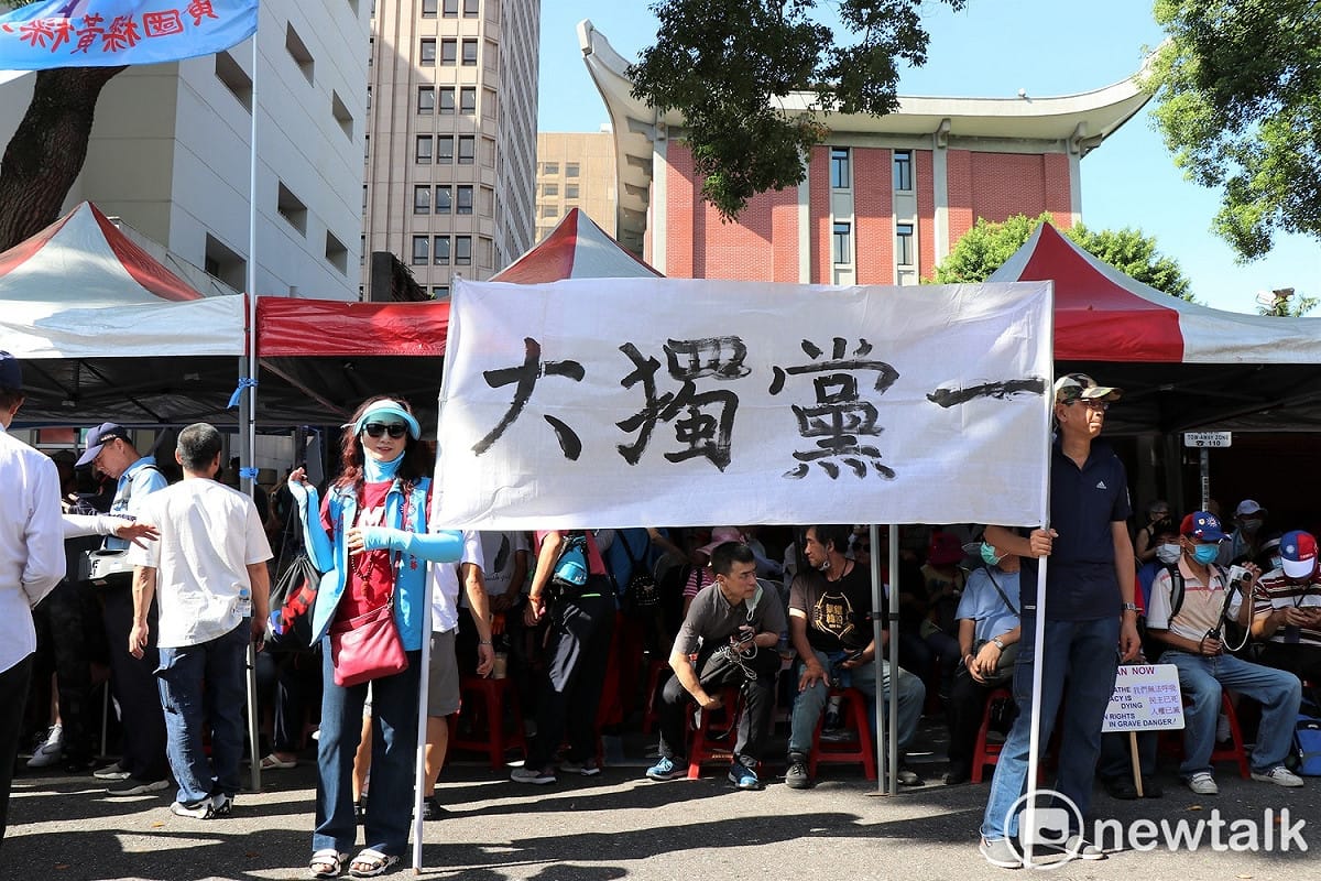 支持者自製「一黨獨大」布條，批評民進黨全面執政後罔顧民意。 圖：謝孟華/攝