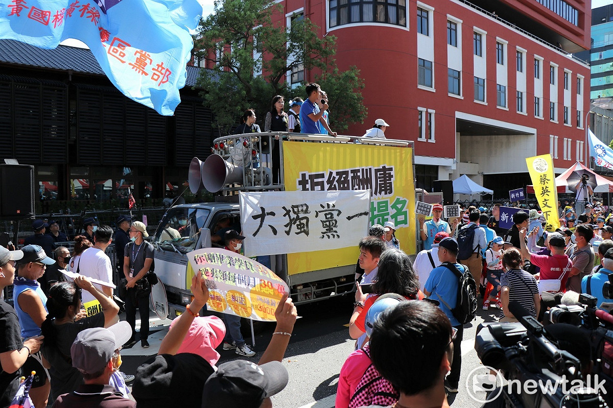 藍營支持者聚集立法院外，抗議監察院人事案。 圖：謝孟華/攝