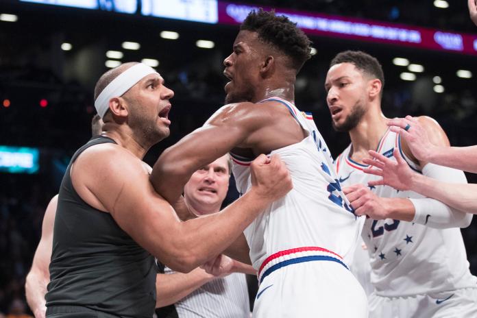 Jared Dudley(左)和Jimmy Butler爆發衝突，都被趕出場。 圖／美聯社／達志影像