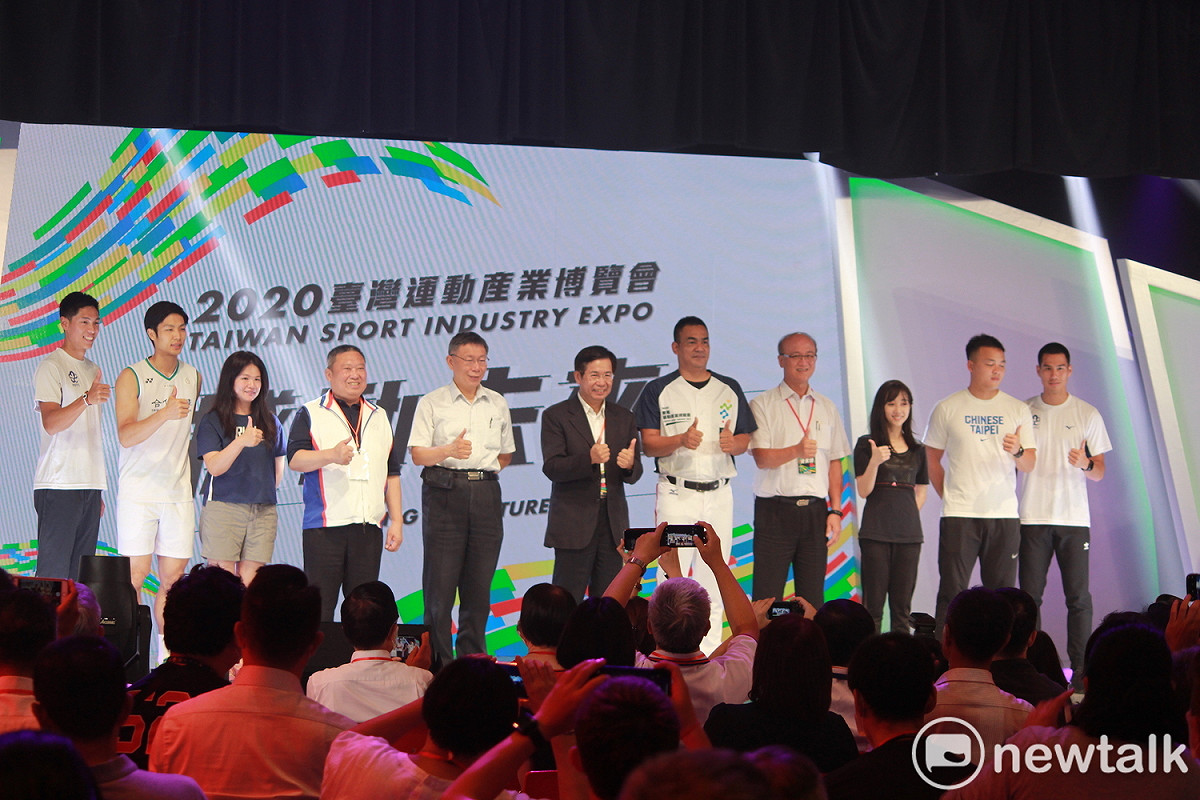 原訂總統蔡英文、台北市長柯文哲今日將一同出席2020台灣運動產業博覽會，但蔡總統因臨時改行程前往慰問殉職飛官家屬，兩人並未同台。 圖：周煊惠 ／攝