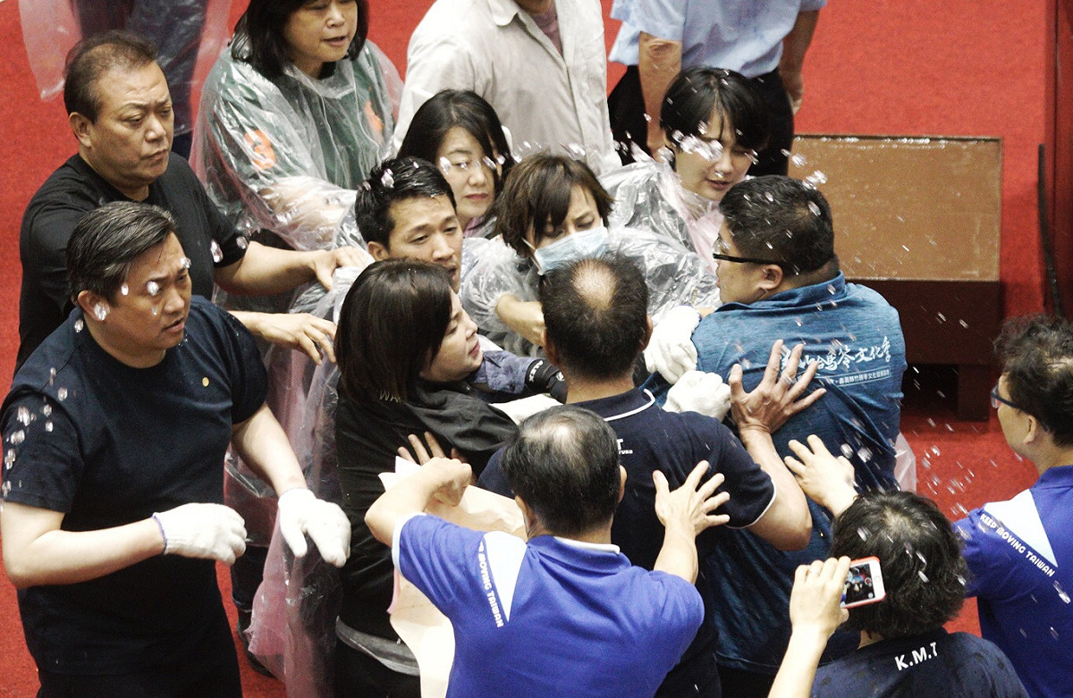 藍委發動「水球」攻勢 圖：張良一／攝