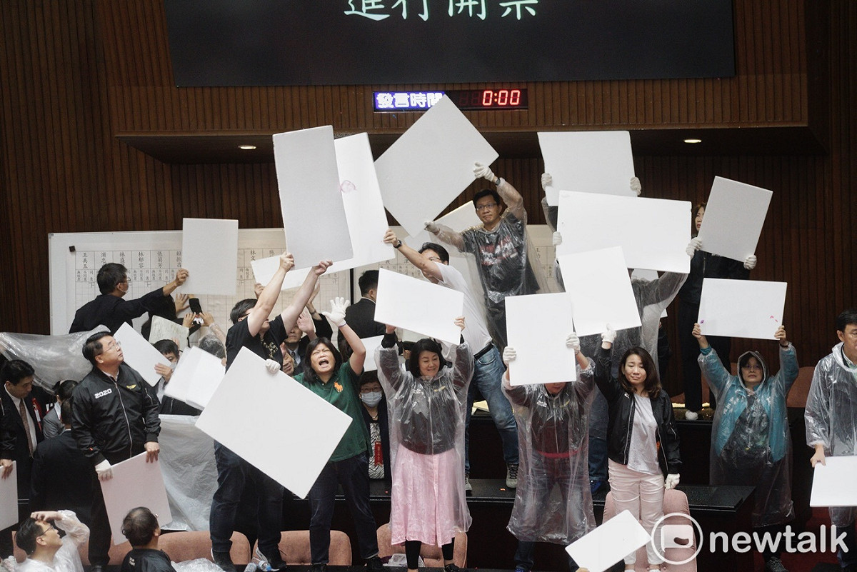 國民黨立委丟水球妨礙開票，民進黨立委組成人牆保護開票板。 圖：張良一/攝