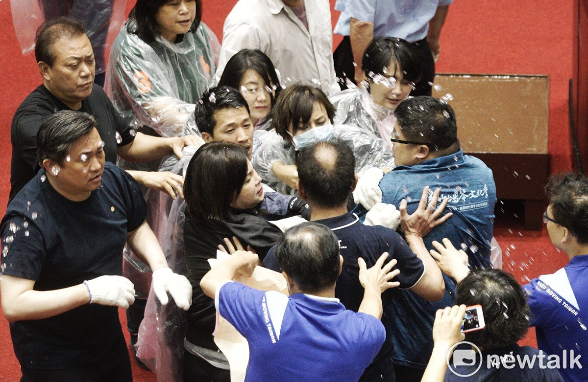 民進黨立委為阻擋國民黨立委妨礙投票，衝上前爆發推擠。 圖：張良一/攝