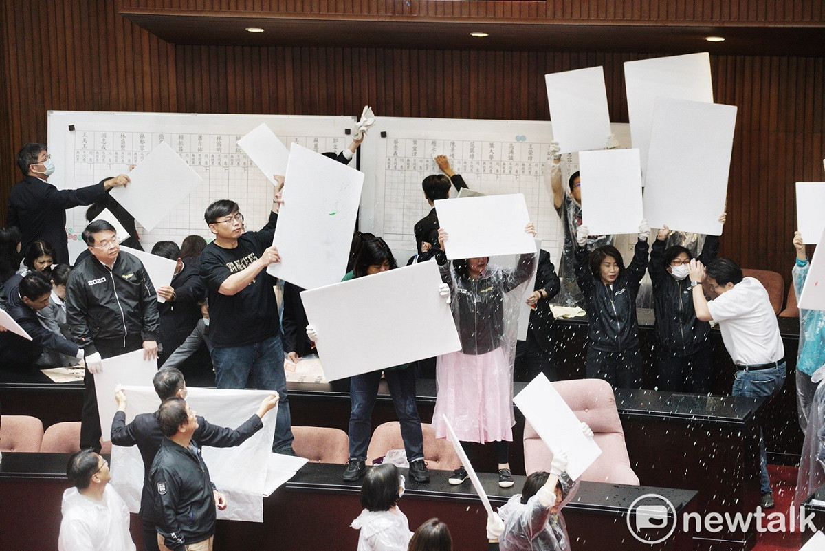 國民黨立委丟水球妨礙開票，民進黨立委組成人牆保護開票板。 圖：張良一/攝