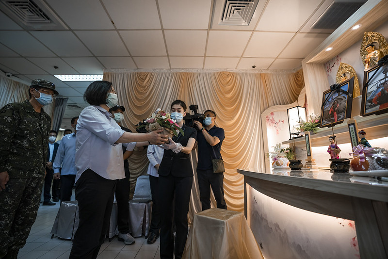 總統蔡英文今（17）天上午臨時更改行程，親赴國軍新竹醫院弔唁2位殉職飛官。 圖：總統府/提供