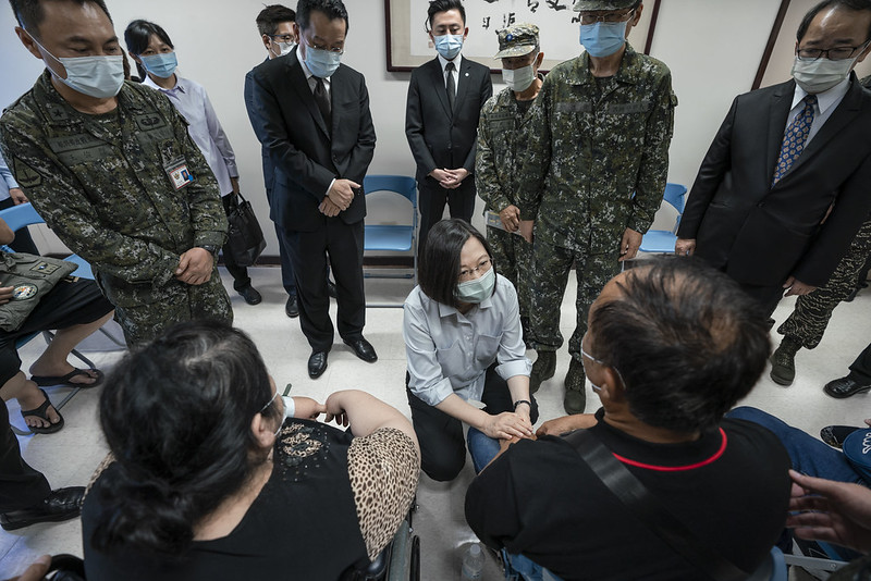 總統蔡英文今（17）天上午臨時更改行程，親赴國軍新竹醫院弔唁2位殉職飛官並安慰家屬。 圖：總統府提供
