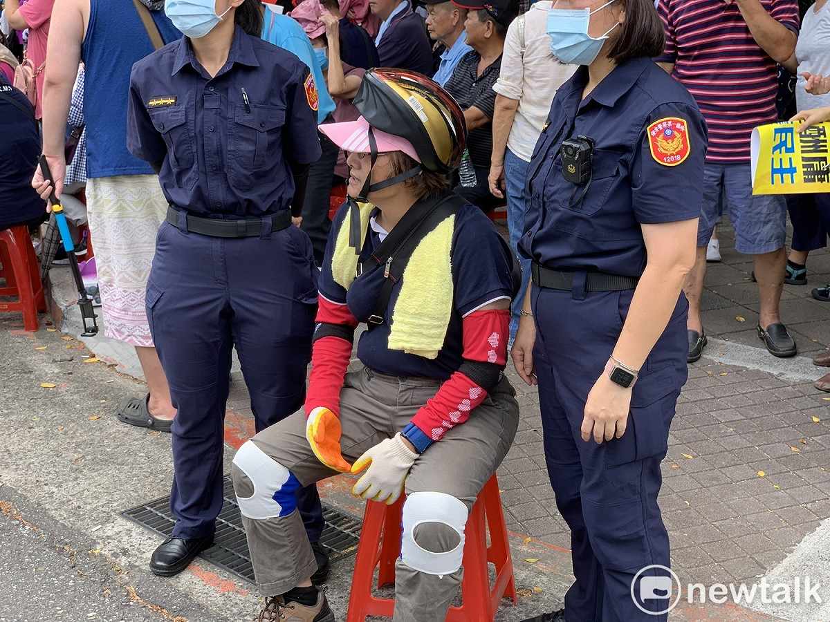國民黨支持者在舞台上跳下來，腳造成脫臼，緊急送醫治療中。 圖：羅國嘉/攝