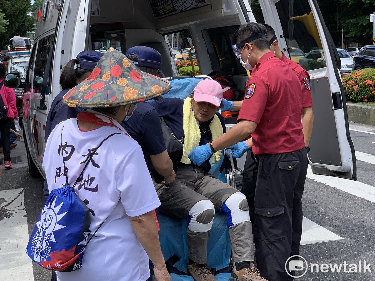 國民黨支持者在舞台上跳下來，腳造成脫臼，緊急送醫治療中。 圖：羅國嘉/攝