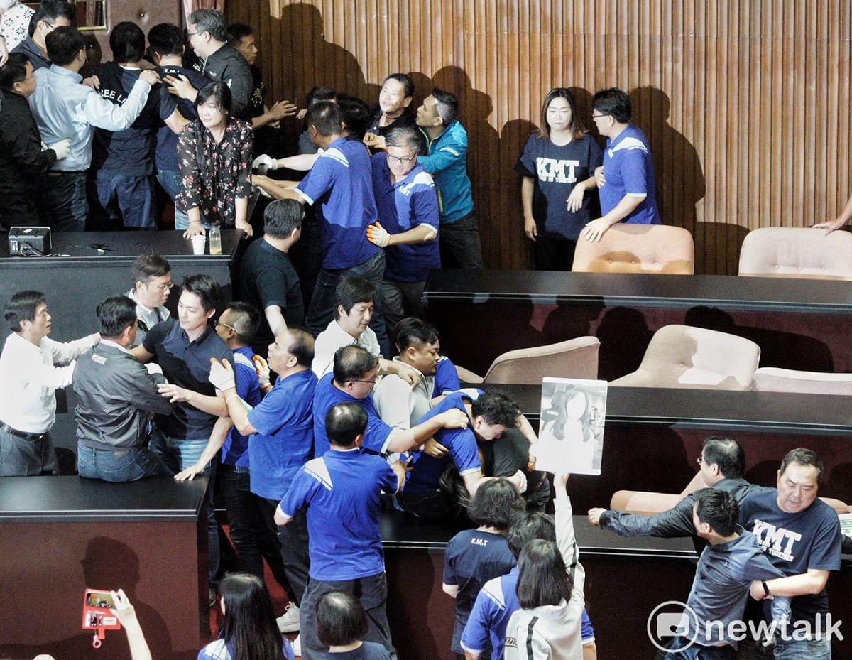 國民黨立委試圖衝向主席台，抵擋主席游錫堃宣布投票開始，但是遭民連黨立委擋下。 圖：張良一／攝