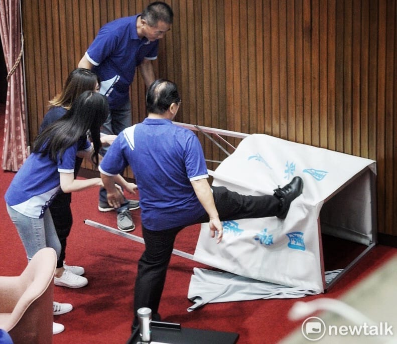 國民黨立委林德福用腳踹圈票處。 圖：張良一/攝