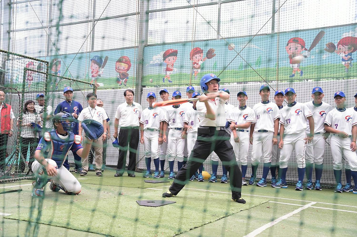 台北市長柯文哲揮棒。 圖:翻攝自柯文哲臉書