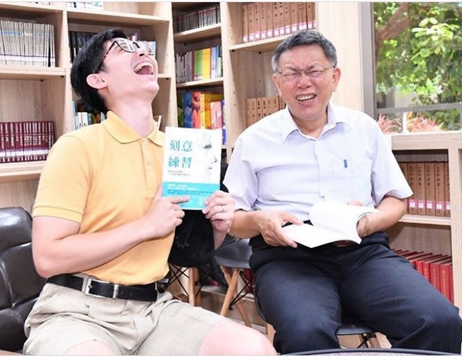台北市長柯文哲出席活動，與脫口秀節目主持人曾博恩分享閱讀經驗，提及《老人與海》時，脫口說出「我覺得很無聊」。 圖：擷取自柯文哲IG