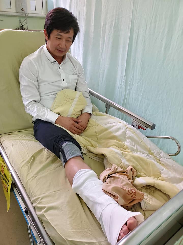 蔡適應與陳以信發生肢體碰撞，腳踝韌帶撕裂傷。 圖：取自蔡適應臉書