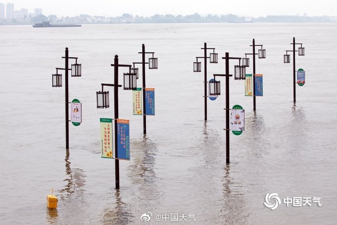長江流域洪災持續不斷，許多地區水位超過警戒水位。 圖：翻攝微博