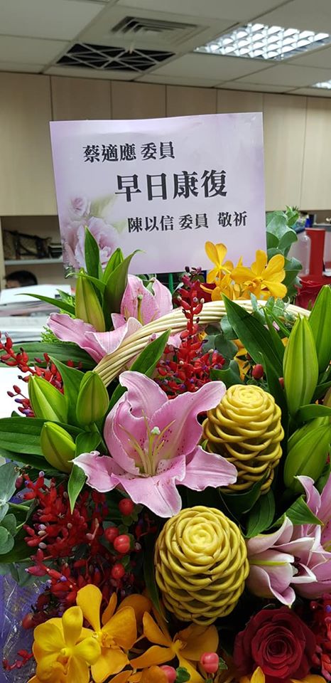 陳以信委員送花籃慰問蔡適應。 圖：取自蔡適應臉書