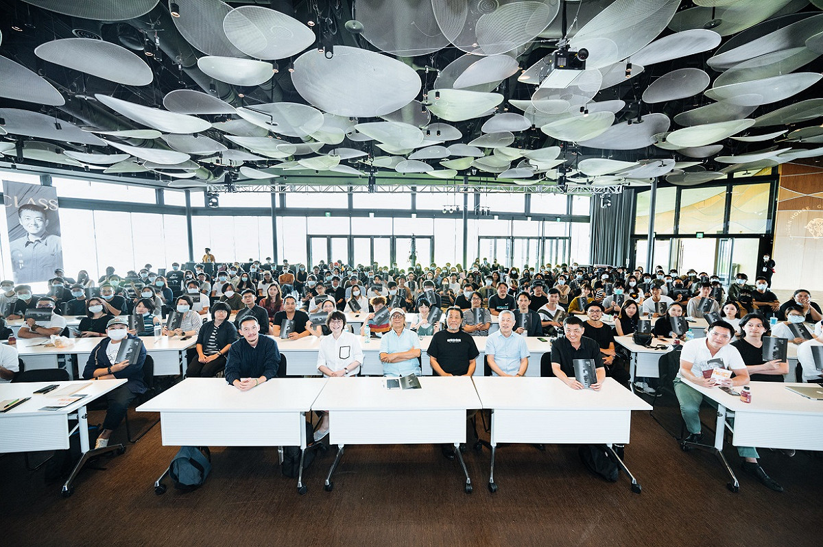 「2020金馬電影大師課」第一梯次系列課程圓滿落幕，中間前排左起﹔張震、黃文英、廖慶松、李屏賓、杜篤之、林強。 圖：金馬影展執行委員會/提供