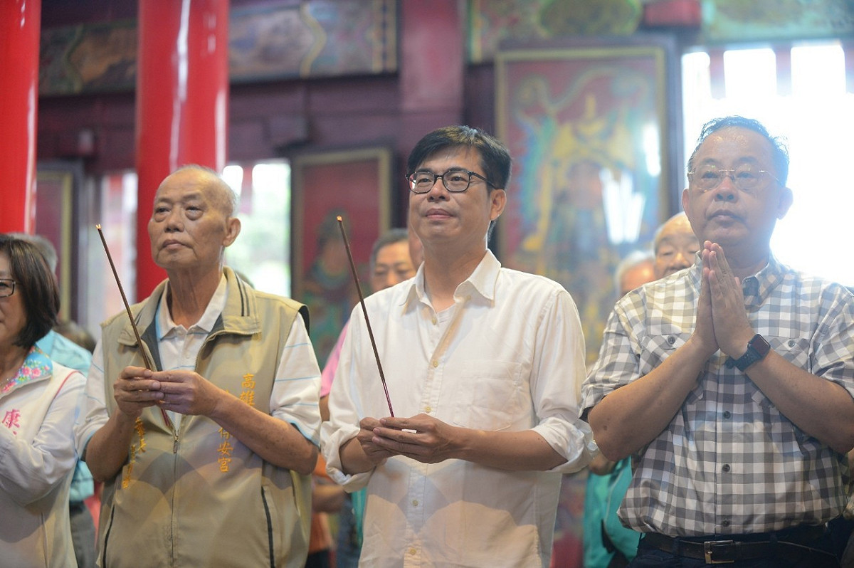 陳其邁(中)赴大港保安宮參香。 圖：陳其邁競辦/提供