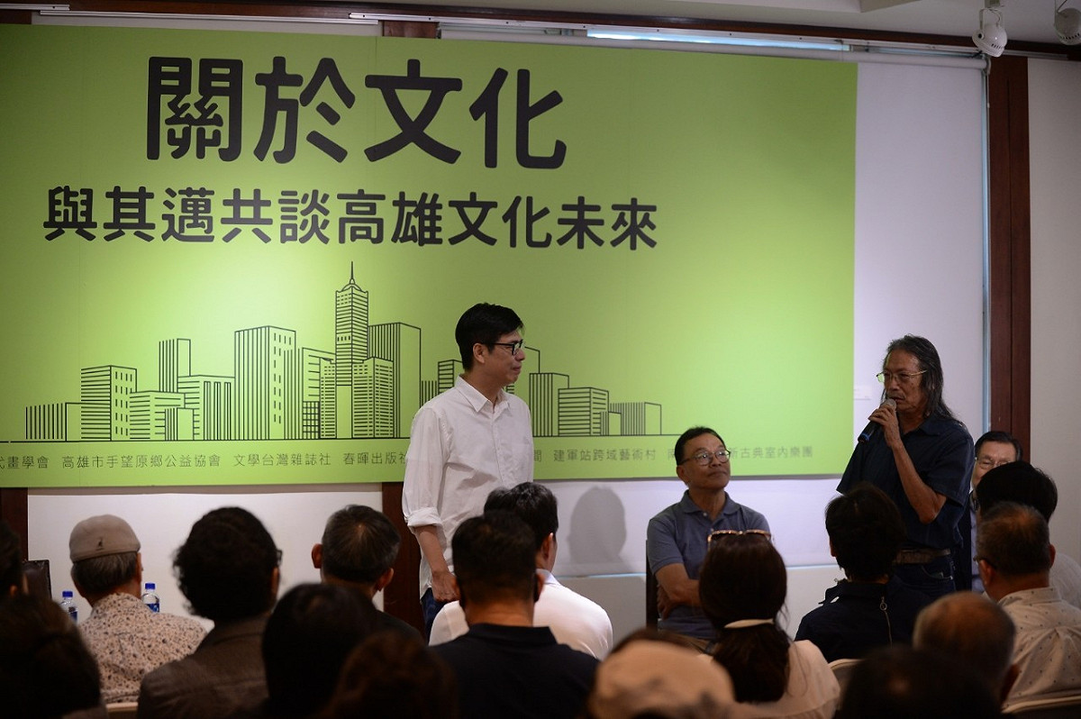陳其邁(中)與在地文化人舉行座談。 圖：陳其邁競辦/提供