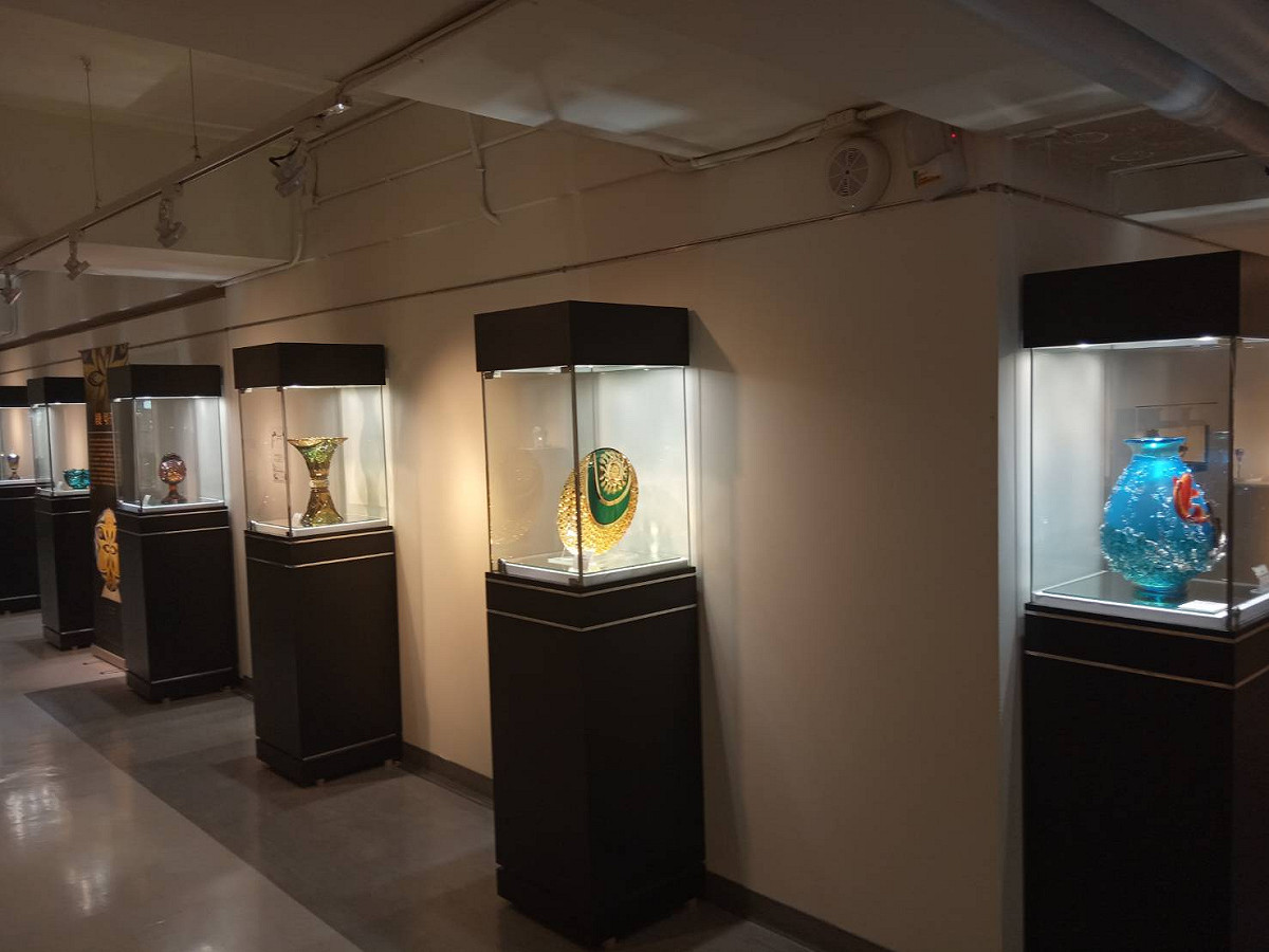 日本玻璃工藝大師黑木國昭目前正在高市文化中心展出。 孫家銘／攝