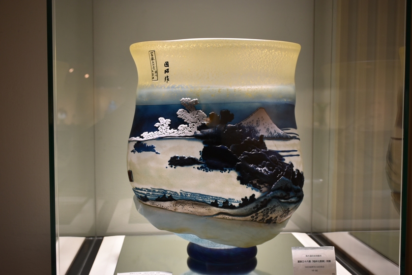 富嶽三十六景之一的「相州七里濱」花器。 孫家銘／攝