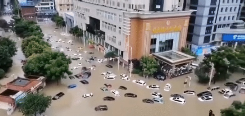 湖北恩施接連2天降下特大暴雨，今天上午起，清江水位暴漲，恩施中心城區幾乎泡在水中。 圖：翻攝四川觀察網站