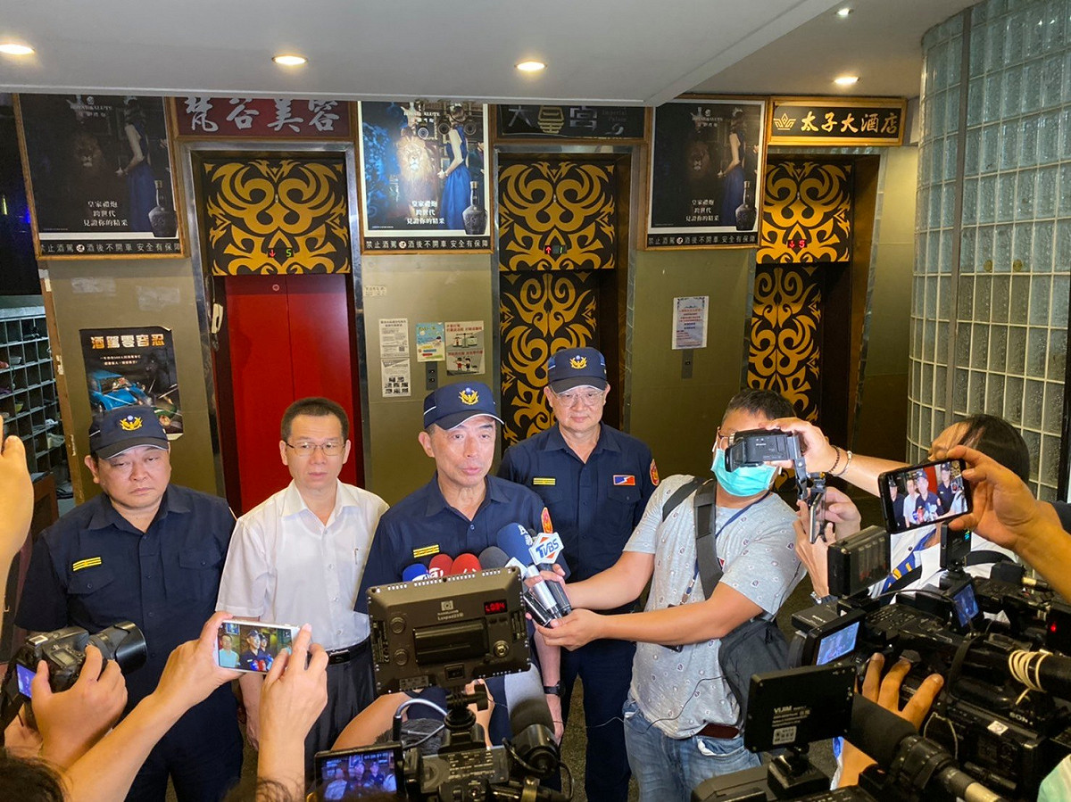 高雄市警察局長劉柏良昨日才剛上任，今凌晨便率隊進行臨檢。 圖：翻攝自高雄市政府警察局臉書