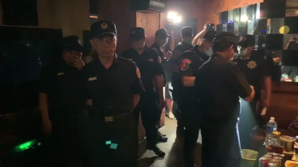 劉柏良帶領警察同仁前往酒店、酒吧、舞廳等易生治安事故場所進行臨檢。 圖：翻攝自高雄市政府警察局臉書