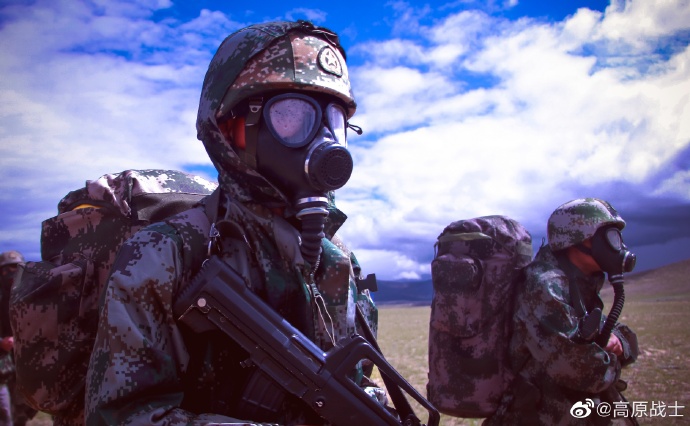 西藏軍區某旅在海拔4600公尺的複雜地區展開40公里戰鬥體能訓練。 圖：取自高原戰士微博