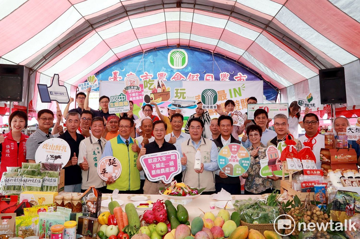 台南市長黃偉哲邀請國發會主委龔明鑫至全台歷史最悠久、最大之假日農夫市集──台南市農會假日農市進行「報復性消費」。 圖：黃博郎／攝