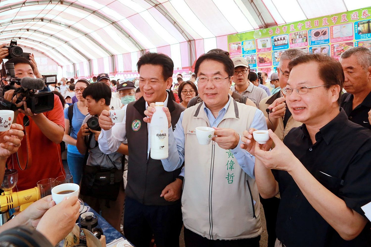 台南市長黃偉哲今邀請國發會主委龔明鑫至全台歷史最悠久、最大之假日農夫市集──台南市農會假日農市進行「報復性消費」。 圖：黃博郎／攝