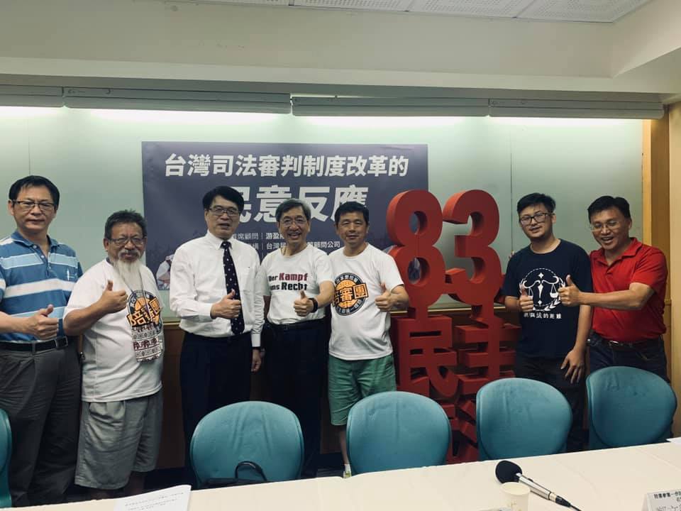 游盈隆與陪審參審團隊出席民調記者會。 圖：截取自游盈隆個人臉書