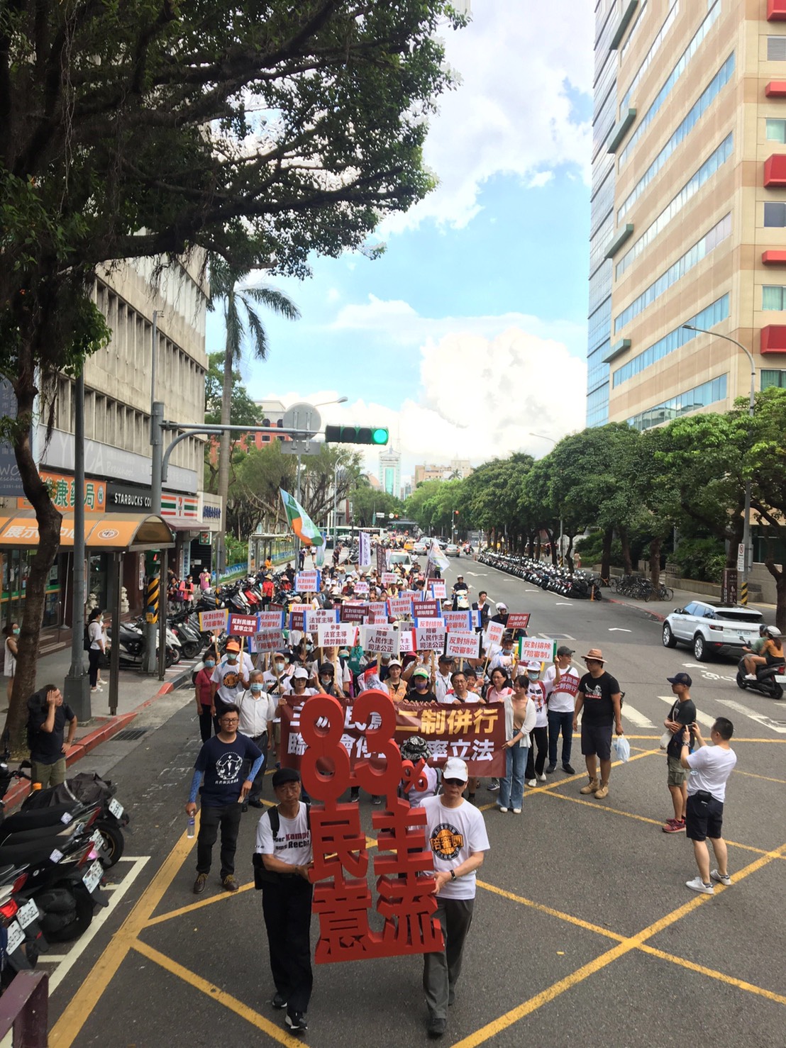 司改團體再度上街遊行，呼籲民眾黨就不該草率立法，在下周就強行推動國民參與刑事審判法。 圖：民間司法改革基金會/提供