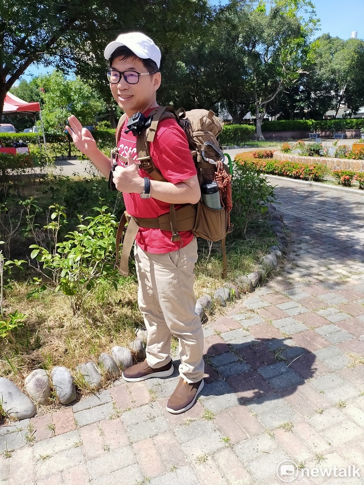 民眾體驗森林巡護員的負重裝備。 唐復年/攝