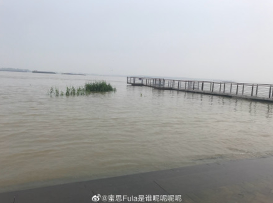 長江南京站水位於上午7時50分，漲到10.26公尺。 圖：翻攝自微博