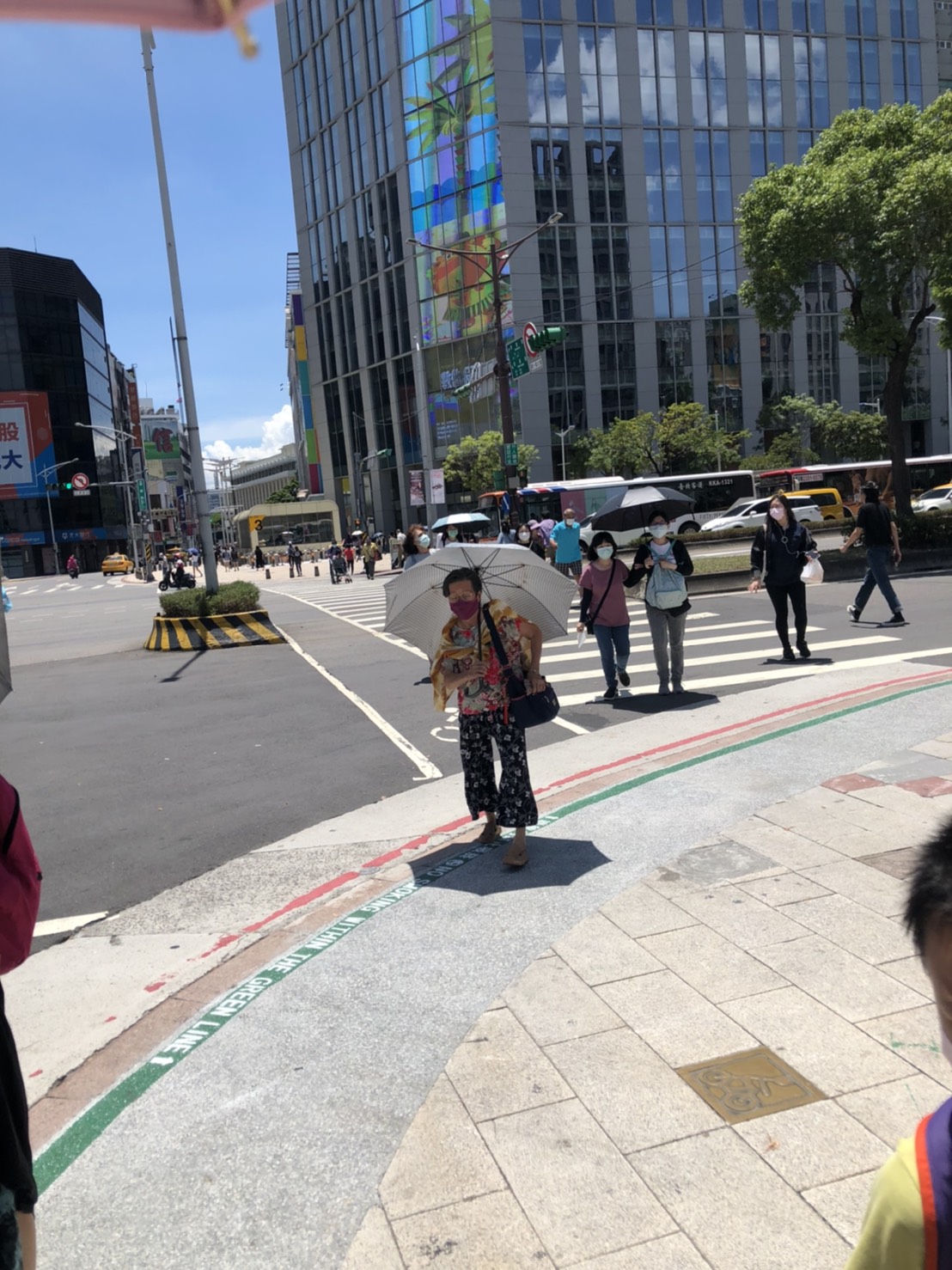 今(19)日依舊晴朗高溫炎熱，中午前後，南投恐出現38度的極端高溫。(圖為西門町) 圖：楊瑾錚/攝影