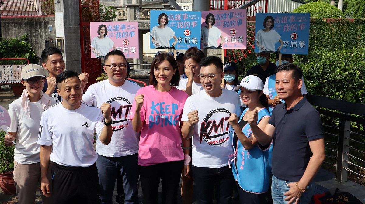 國民黨主席江啟臣（右三），日前為李眉蓁（中）輔選。 圖：李眉蓁競辦/提供（資料照）