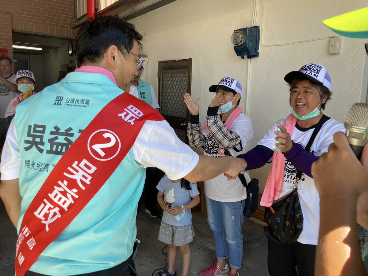 吳益政(左)今天在旗美地區拜票。 民眾黨高雄總服務處/提供