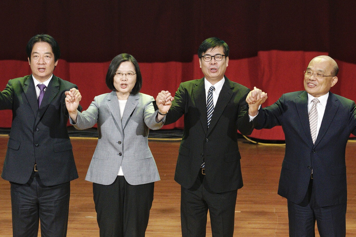 蔡英文拉起陳其邁的手，展現勝選決心。 圖：張良一／攝