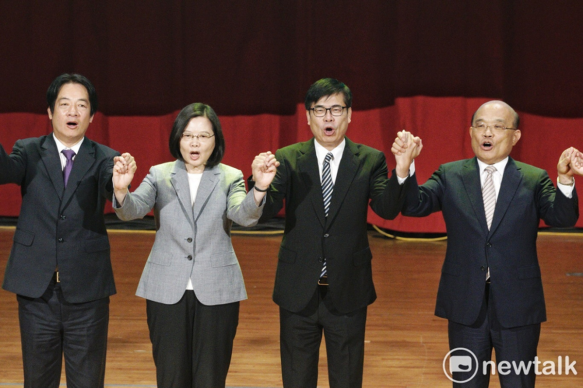 蔡英文、賴清德、蘇貞昌及陳其邁手拉手高呼口號，展現團結一心、重返高雄執政。 圖：張良一／攝