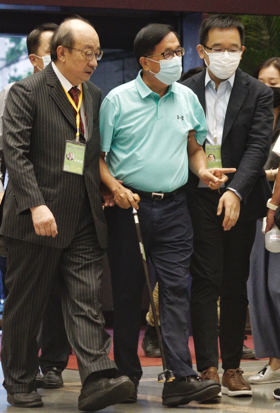 陳水扁在柯建銘、陳致中陪同下進入。 圖：張良一／攝