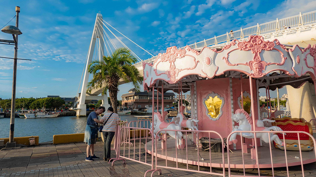 淡水漁人碼頭「嗨漁港～粉樂園」有適合闔家同玩的旋轉木馬。 圖：新北市農業局提供