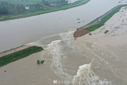 長江流域一帶成一片汪洋 圖：翻攝自人民日報