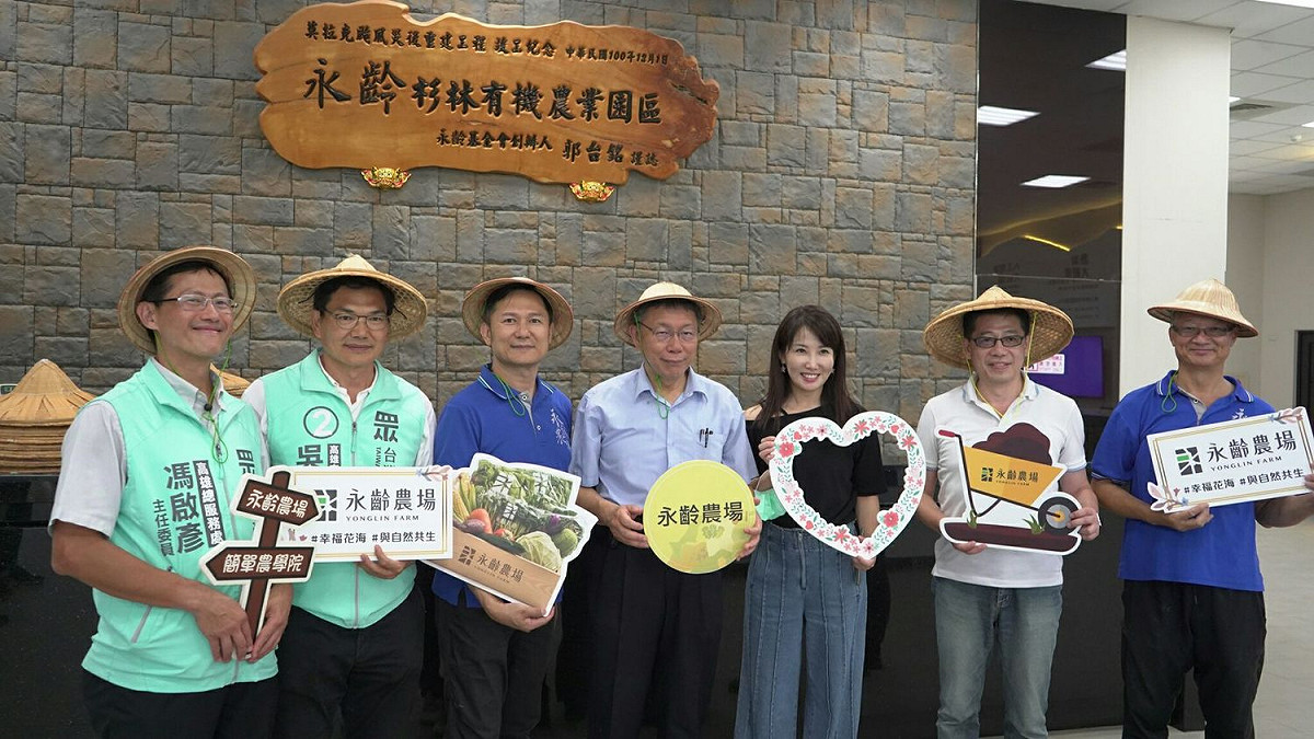 民眾黨主席柯文哲(中)陪吳益政(左二)參訪永齡農場。 圖：民眾黨高雄總服務處/提供