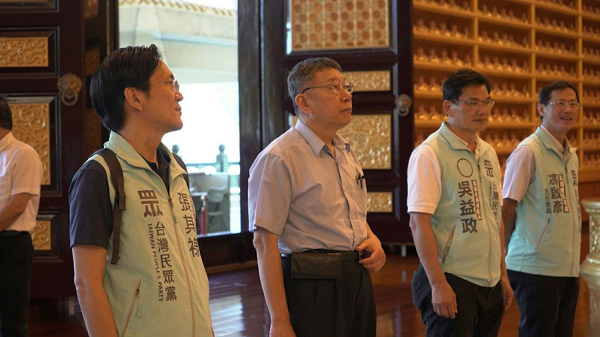柯文哲(左二)今天陪同吳益政(右二)參拜旗美廟宇。 圖：民眾黨高雄總服務處/提供