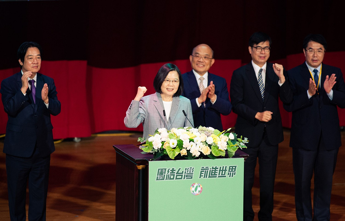 蔡英文表示，當前最重要的改革就是憲政改革，江啟臣則呼籲，伸張主權才是蔡英文該做的事，不要對修憲問題指指點點。 圖：陳其邁競辦/提供