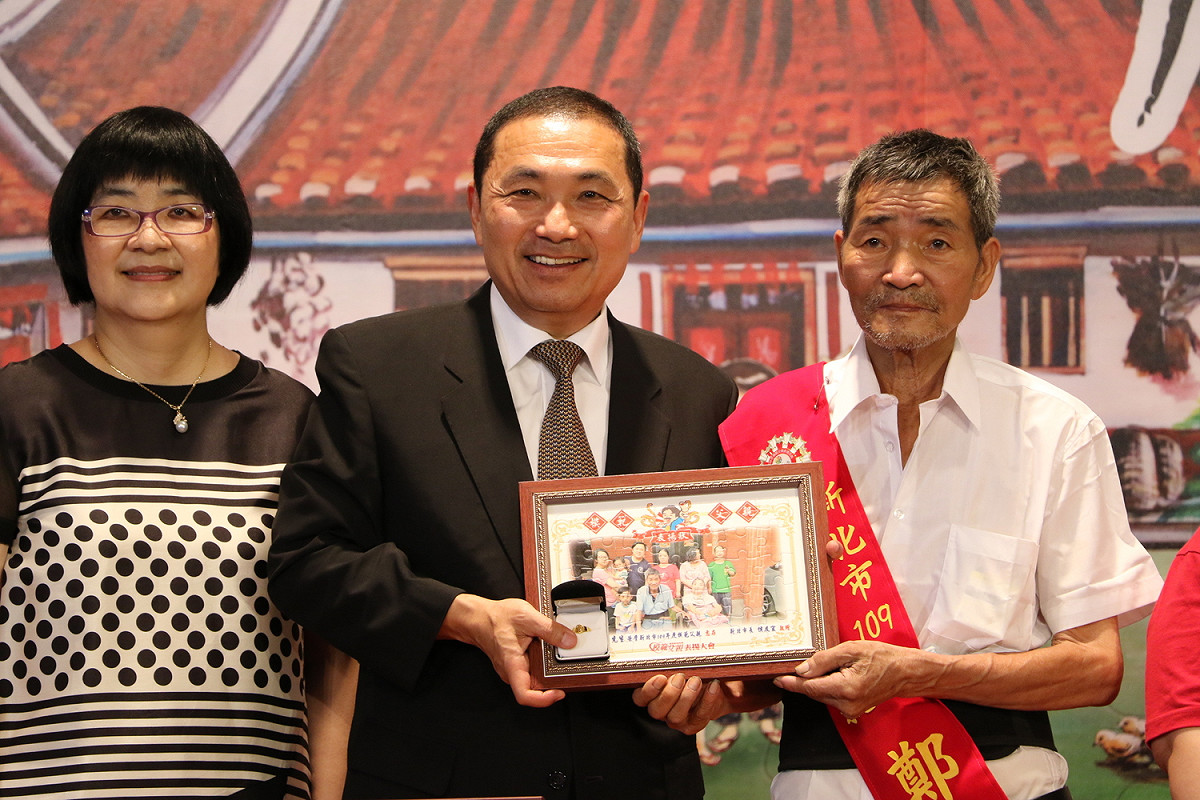 鄭文吉對家人的愛永不停歇，今天獲侯友宜表揚。 圖：新北市政府提供