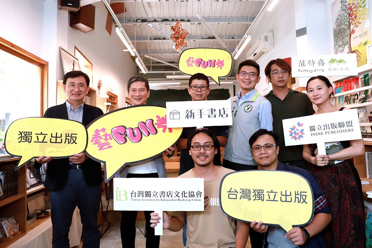 文化部長李永得18日出席獨立書店開幕時表示，「藝FUN券」可搭配三倍券使用，已有99%的藝文店家加入成可使用「藝FUN券」的商店。 圖：文化部/提供