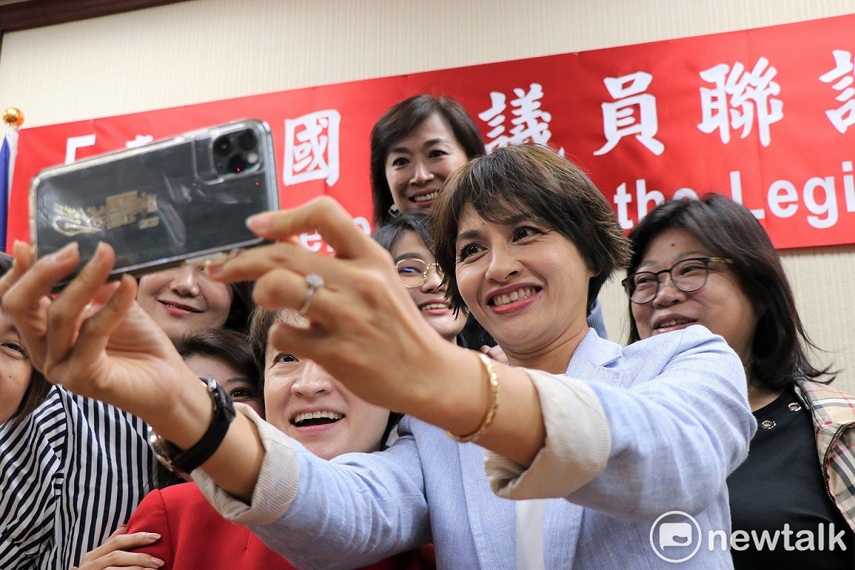 「台美國會議員聯誼會」今舉行成立大會，會後新任駐美大使蕭美琴與多位民進黨立委合影留念。 圖：謝孟華/攝