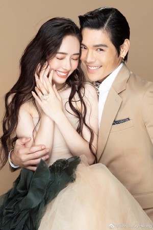 婷和向佐2019年9月結婚，育有一女。 圖：翻攝自向佐微博