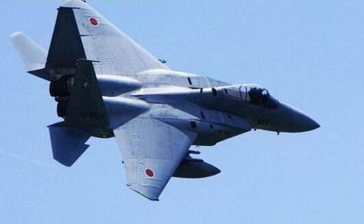 為了應對超過「防空線」的中國軍機數量劇增，日本防衛省已把應對1架中國軍機的日本航空自衛隊戰機數量從原本的2架增加到4架。 圖 : 翻攝自kknews.cc